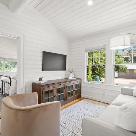 New! The Adaline Room #9 - Updated Hyde Park Penthouse, Steps To Bayshore